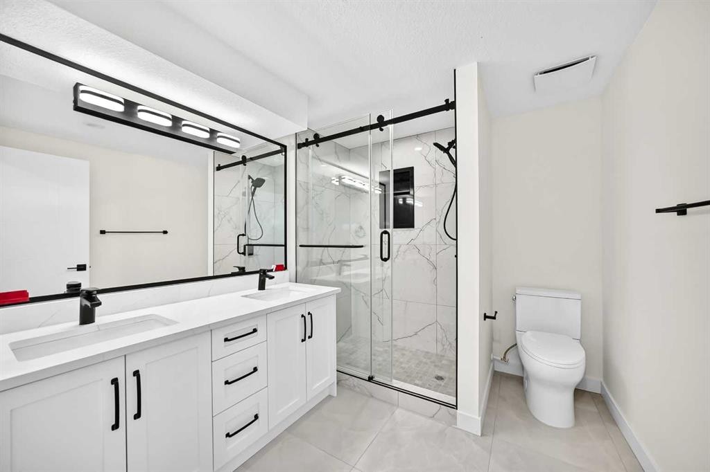 808 Avonlea Place Se, Calgary, AB - Indoor Photo Showing Bathroom