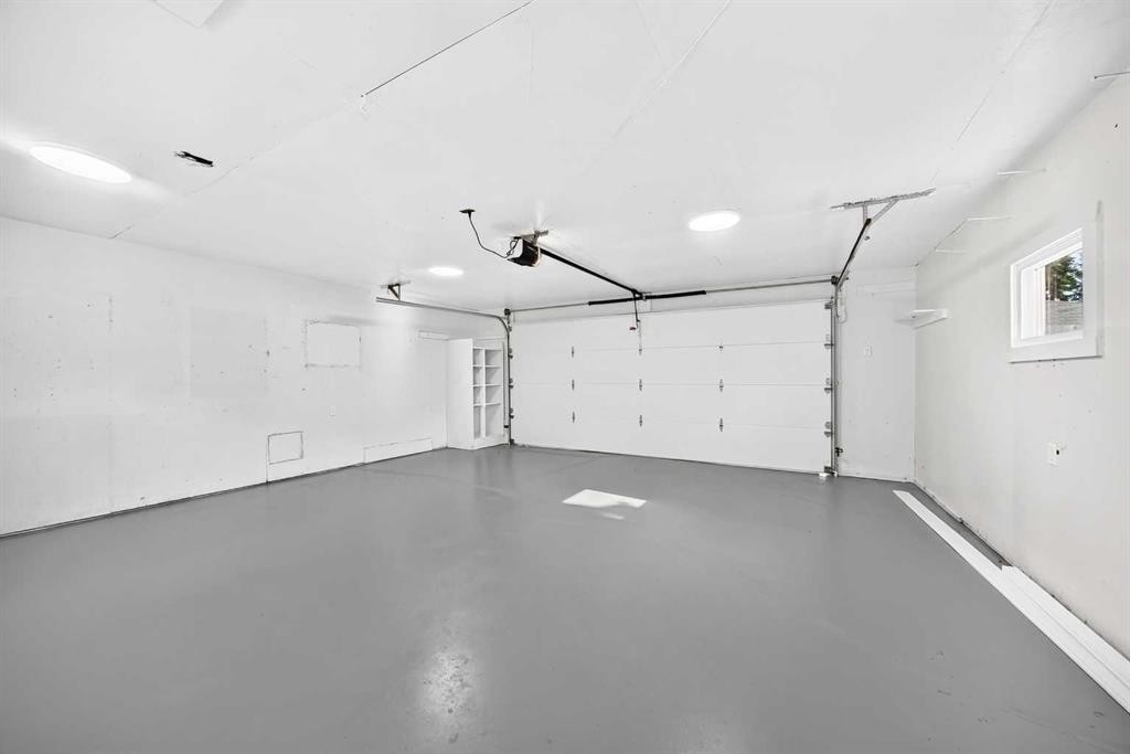 808 Avonlea Place Se, Calgary, AB - Indoor Photo Showing Garage