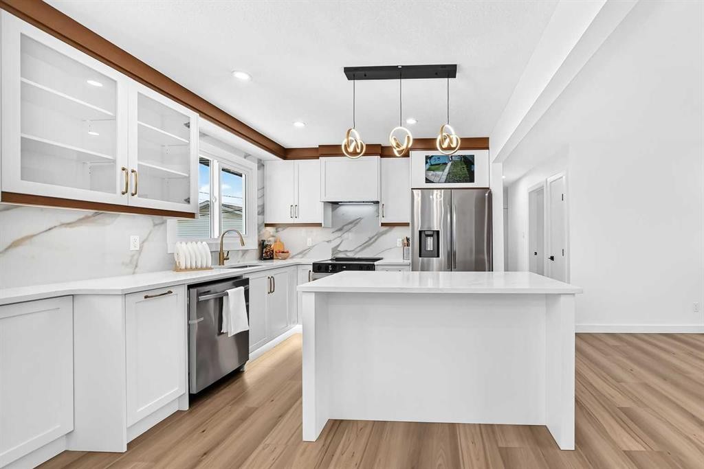 808 Avonlea Place Se, Calgary, AB - Indoor Photo Showing Kitchen With Upgraded Kitchen