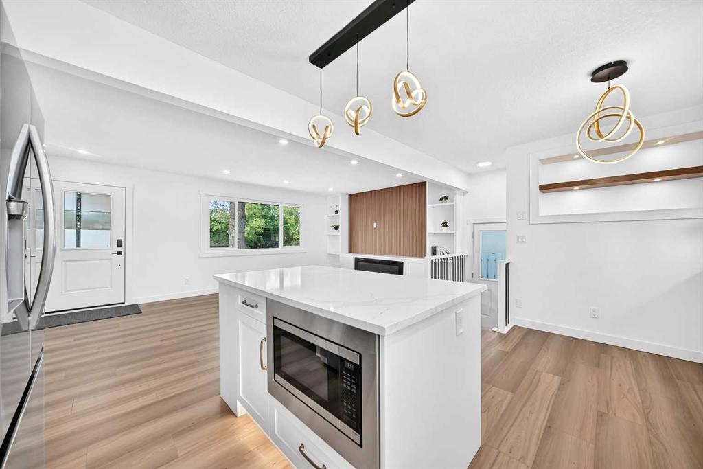 808 Avonlea Place Se, Calgary, AB - Indoor Photo Showing Kitchen