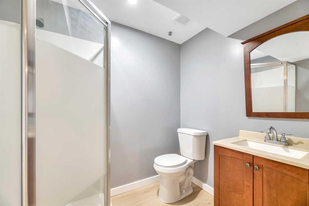 4819 Memorial Drive Se, Calgary, AB - Indoor Photo Showing Bathroom