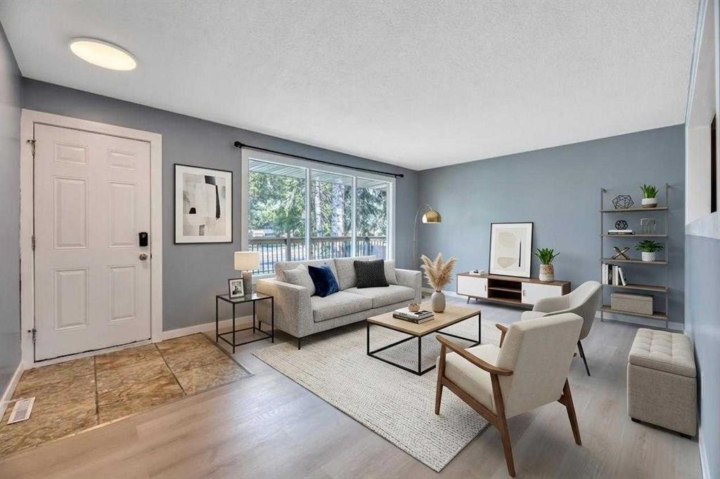 4819 Memorial Drive Se, Calgary, AB - Indoor Photo Showing Living Room