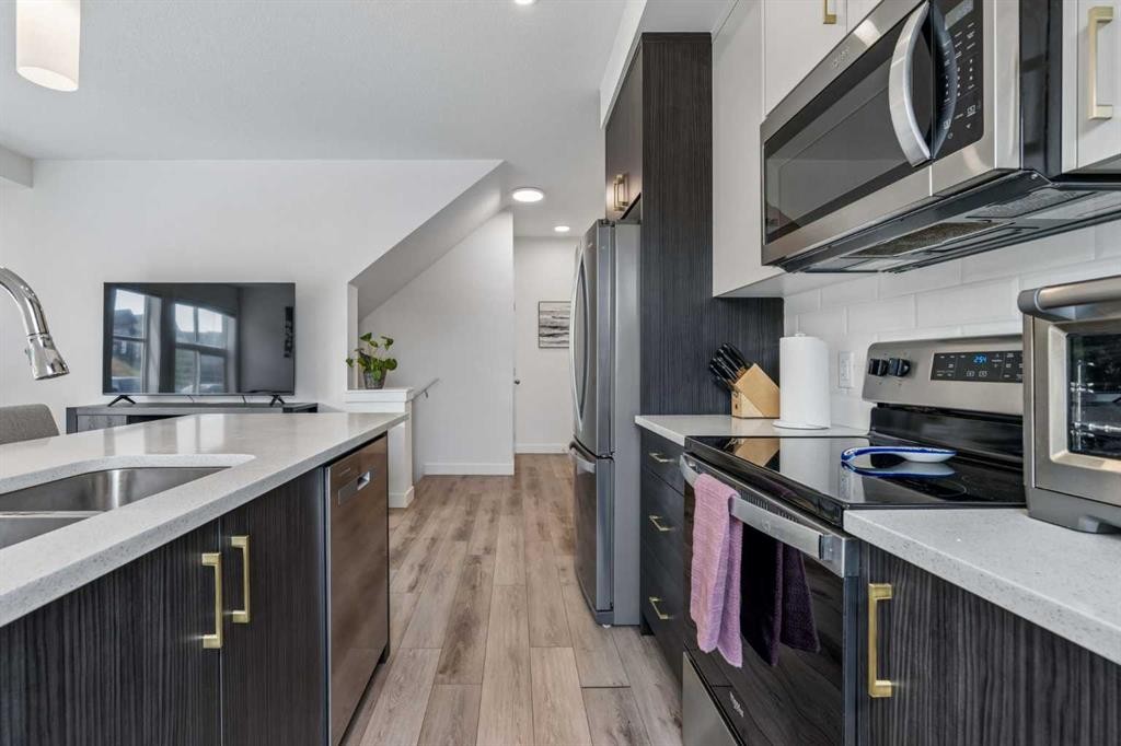 103 Spring Creek Common Sw, Calgary, AB - Indoor Photo Showing Kitchen With Double Sink With Upgraded Kitchen