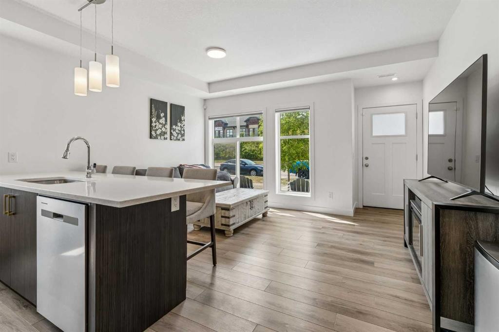 103 Spring Creek Common Sw, Calgary, AB - Indoor Photo Showing Kitchen