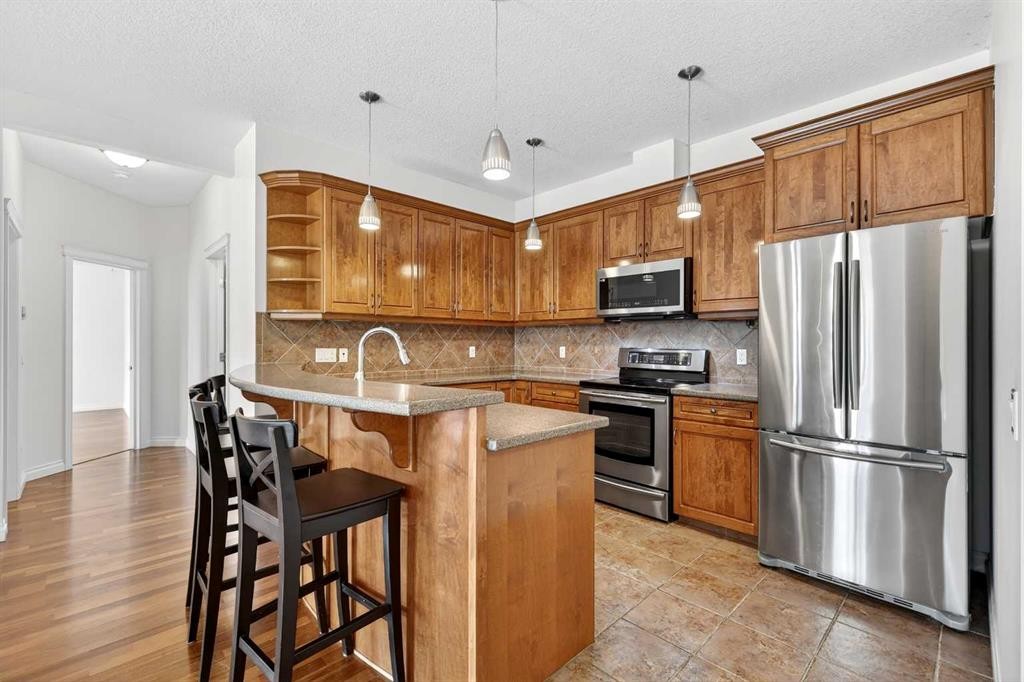 7304-14 Hemlock Crescent Sw, Calgary, AB - Indoor Photo Showing Kitchen With Upgraded Kitchen