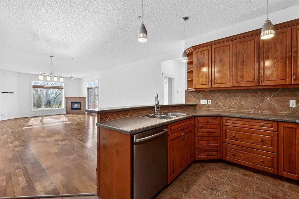 7304-14 Hemlock Crescent Sw, Calgary, AB - Indoor Photo Showing Kitchen With Double Sink