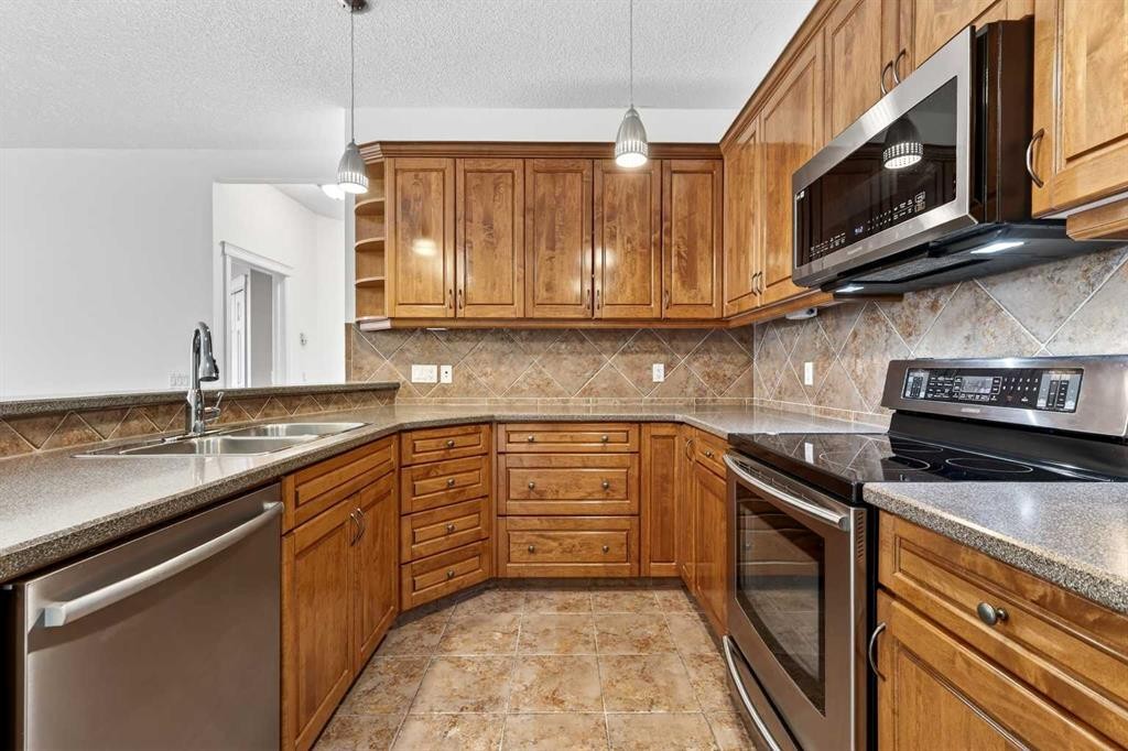 7304-14 Hemlock Crescent Sw, Calgary, AB - Indoor Photo Showing Kitchen With Double Sink