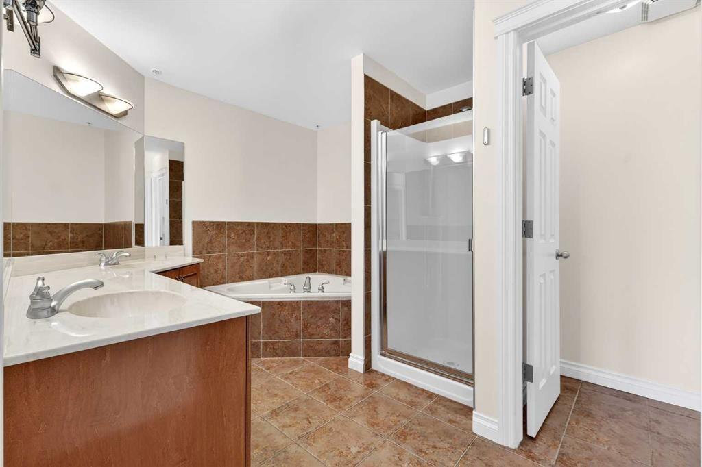7304-14 Hemlock Crescent Sw, Calgary, AB - Indoor Photo Showing Bathroom