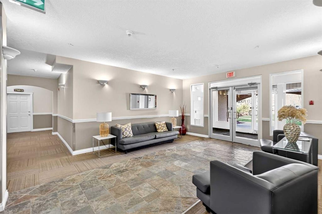 7304-14 Hemlock Crescent Sw, Calgary, AB - Indoor Photo Showing Other Room