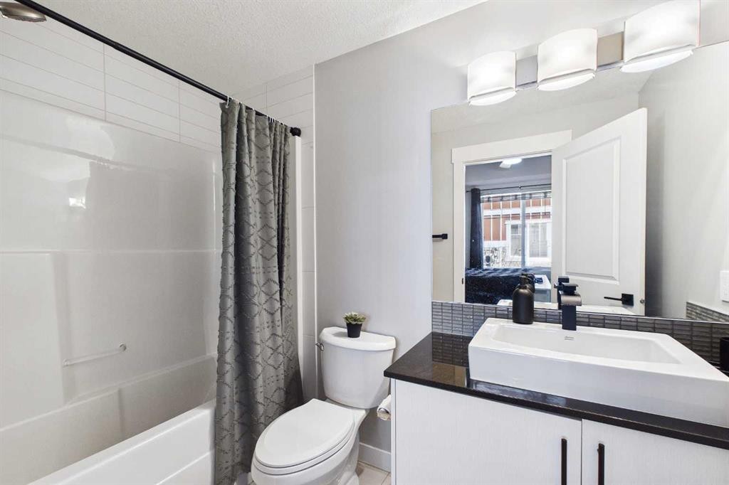 1-67 West Coach Manor Sw, Calgary, AB - Indoor Photo Showing Bathroom