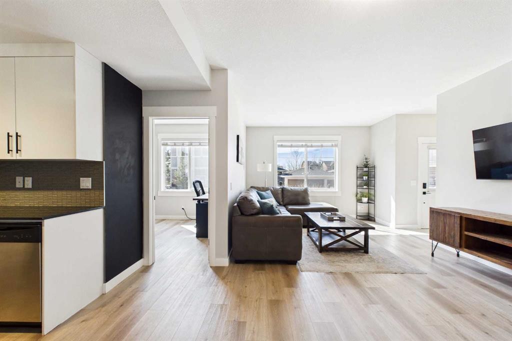 1-67 West Coach Manor Sw, Calgary, AB - Indoor Photo Showing Living Room
