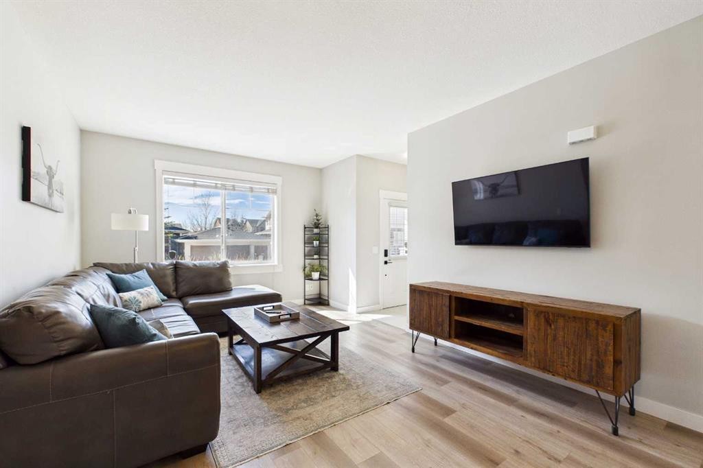 1-67 West Coach Manor Sw, Calgary, AB - Indoor Photo Showing Living Room