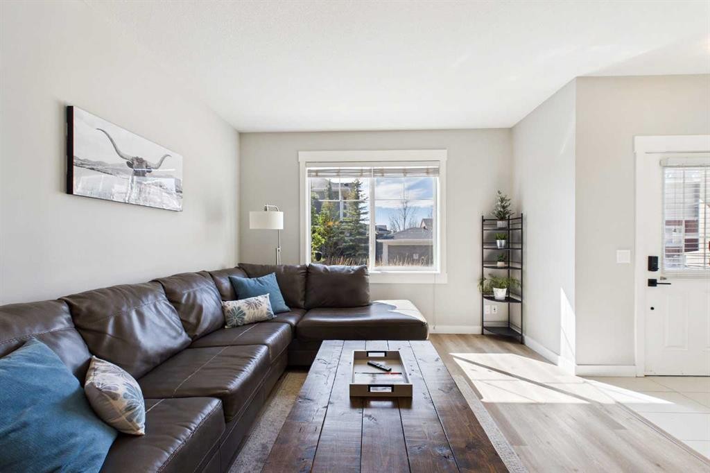 1-67 West Coach Manor Sw, Calgary, AB - Indoor Photo Showing Living Room
