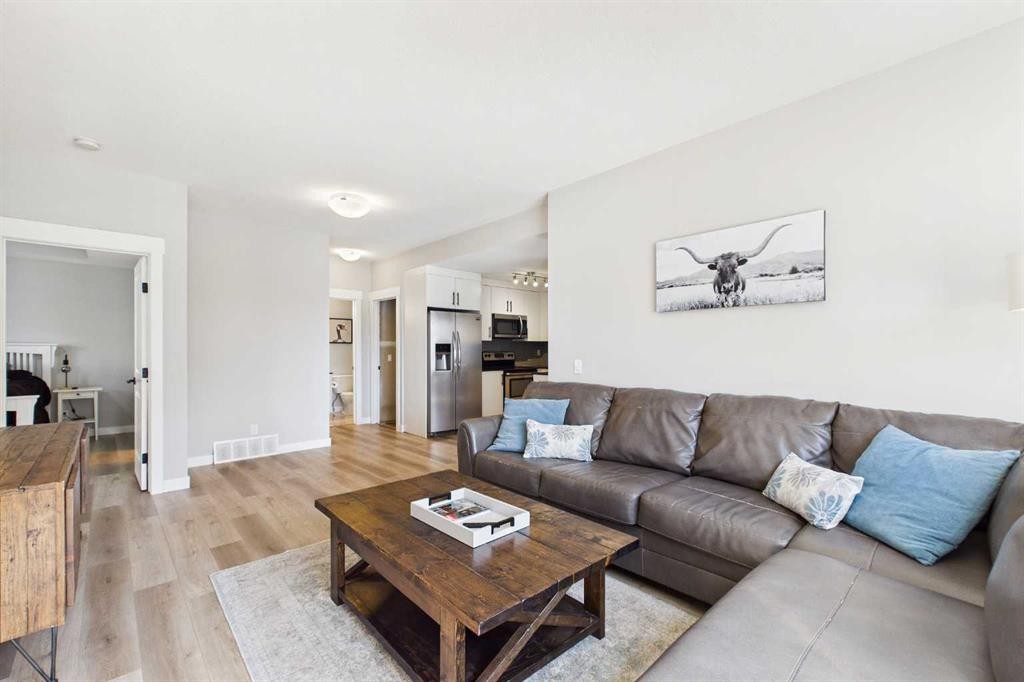 1-67 West Coach Manor Sw, Calgary, AB - Indoor Photo Showing Living Room