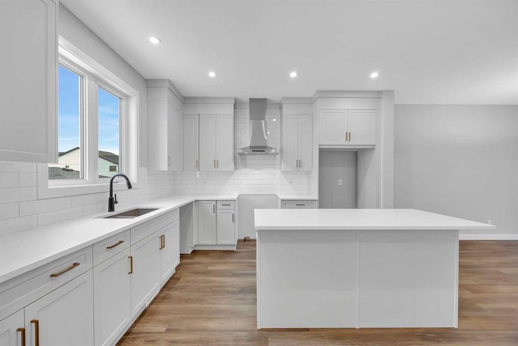 10 Versant Path Sw, Calgary, AB - Indoor Photo Showing Kitchen With Upgraded Kitchen