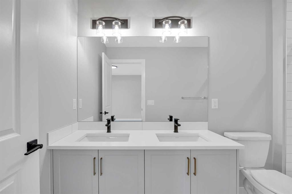 10 Versant Path Sw, Calgary, AB - Indoor Photo Showing Bathroom
