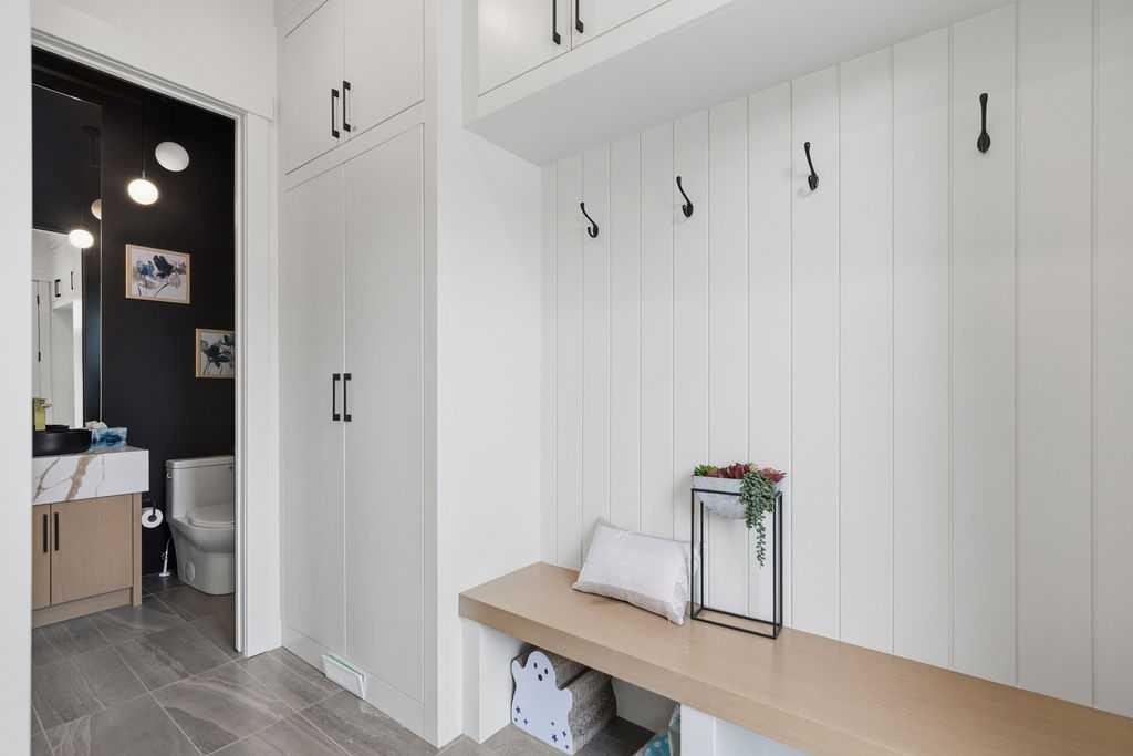 136 10 Avenue Nw, Calgary, AB - Indoor Photo Showing Other Room