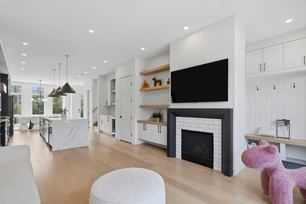 136 10 Avenue Nw, Calgary, AB - Indoor Photo Showing Living Room With Fireplace