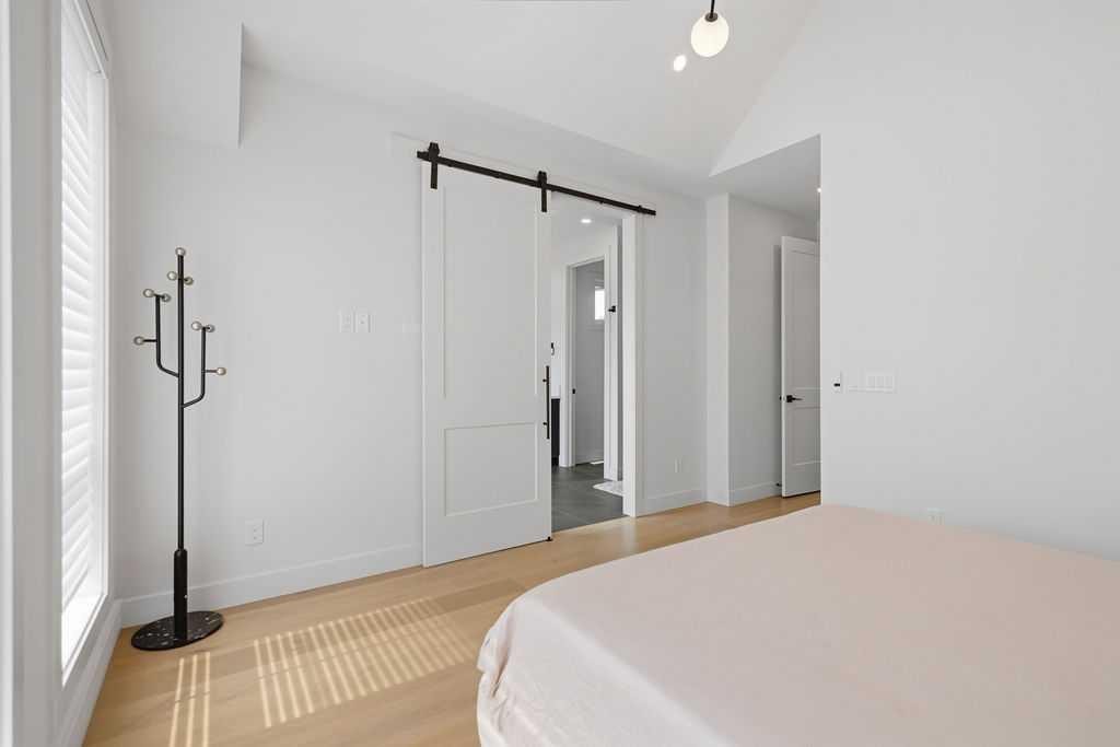 136 10 Avenue Nw, Calgary, AB - Indoor Photo Showing Bedroom