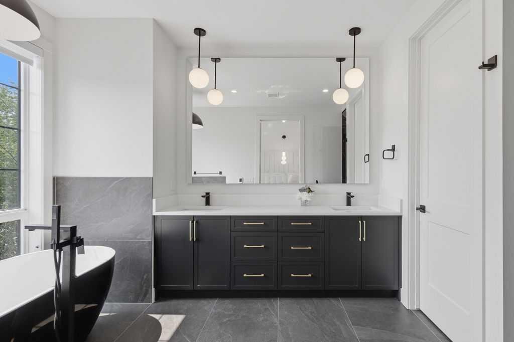 136 10 Avenue Nw, Calgary, AB - Indoor Photo Showing Bathroom