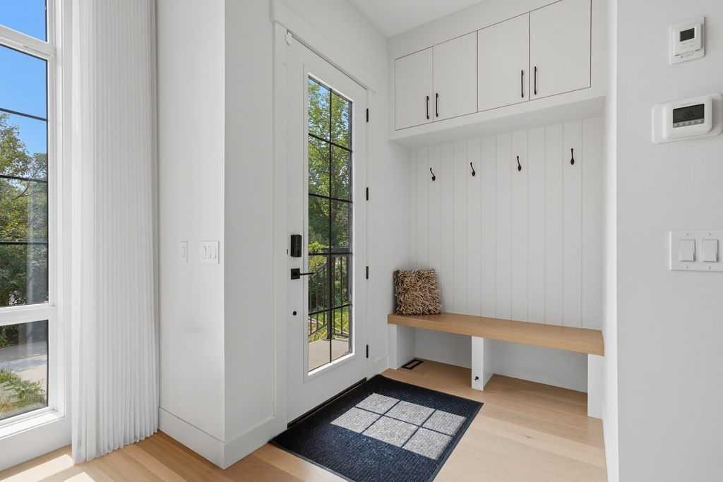 136 10 Avenue Nw, Calgary, AB - Indoor Photo Showing Other Room
