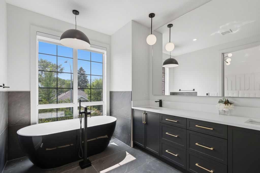 136 10 Avenue Nw, Calgary, AB - Indoor Photo Showing Bathroom