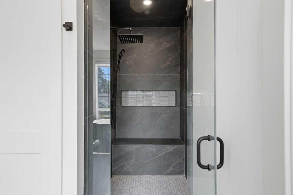 136 10 Avenue Nw, Calgary, AB - Indoor Photo Showing Other Room