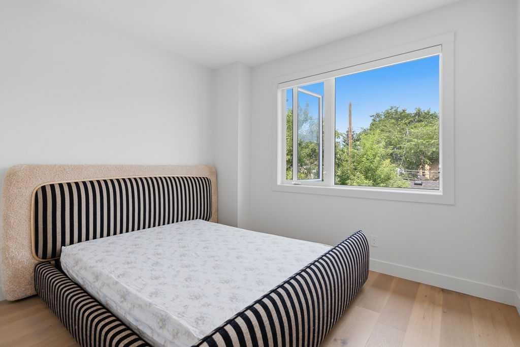 136 10 Avenue Nw, Calgary, AB - Indoor Photo Showing Bedroom