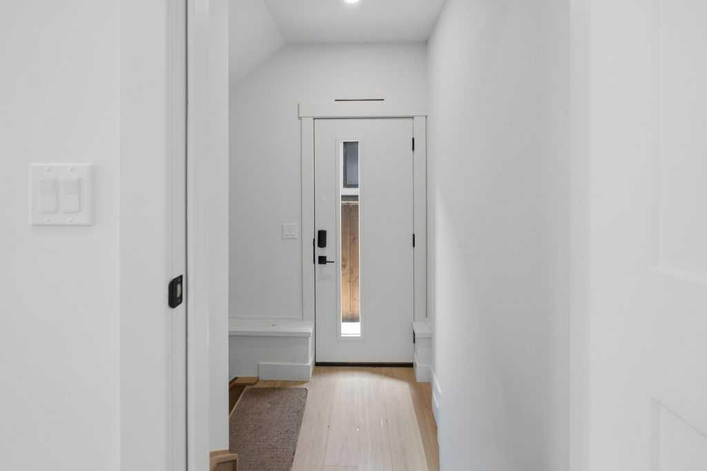 136 10 Avenue Nw, Calgary, AB - Indoor Photo Showing Other Room