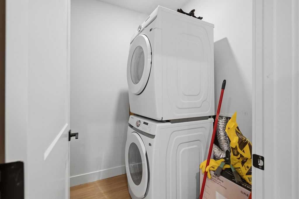 136 10 Avenue Nw, Calgary, AB - Indoor Photo Showing Laundry Room