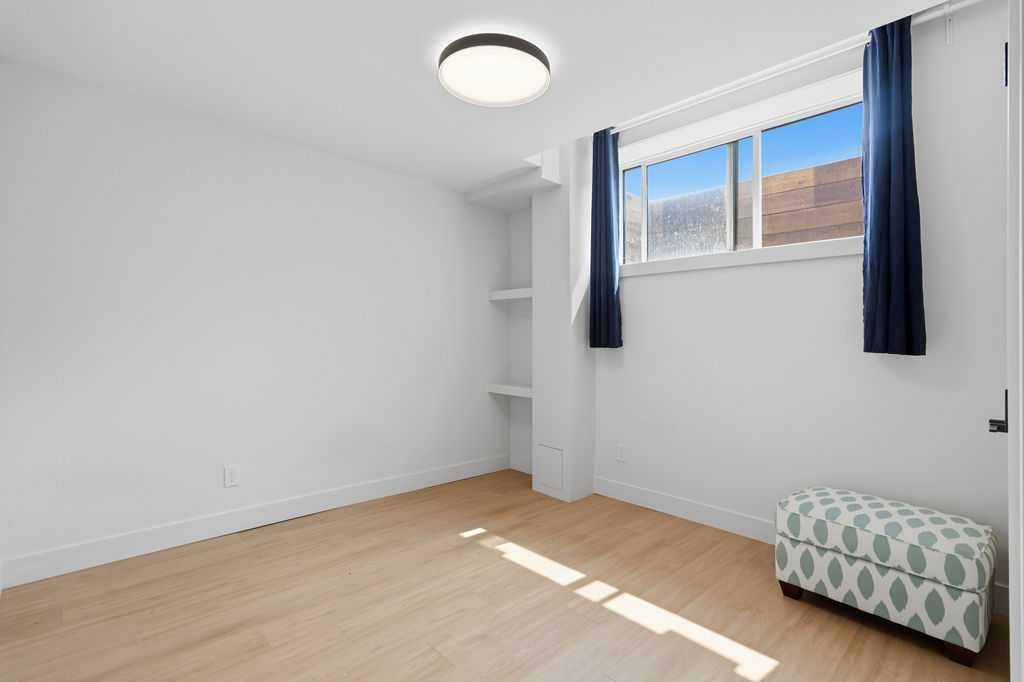 136 10 Avenue Nw, Calgary, AB - Indoor Photo Showing Other Room