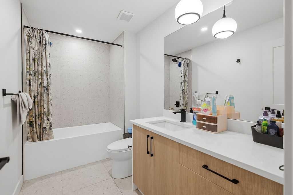 136 10 Avenue Nw, Calgary, AB - Indoor Photo Showing Bathroom