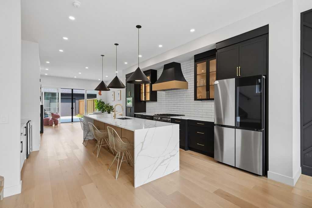 136 10 Avenue Nw, Calgary, AB - Indoor Photo Showing Kitchen With Stainless Steel Kitchen With Upgraded Kitchen