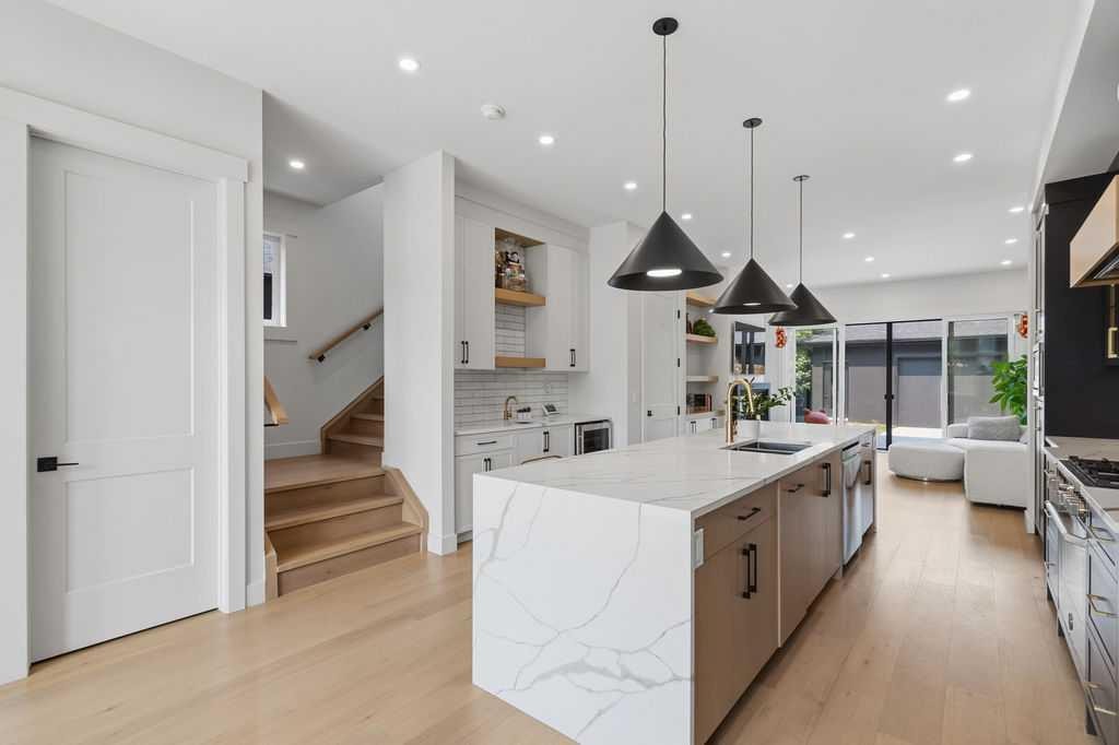 136 10 Avenue Nw, Calgary, AB - Indoor Photo Showing Kitchen With Upgraded Kitchen