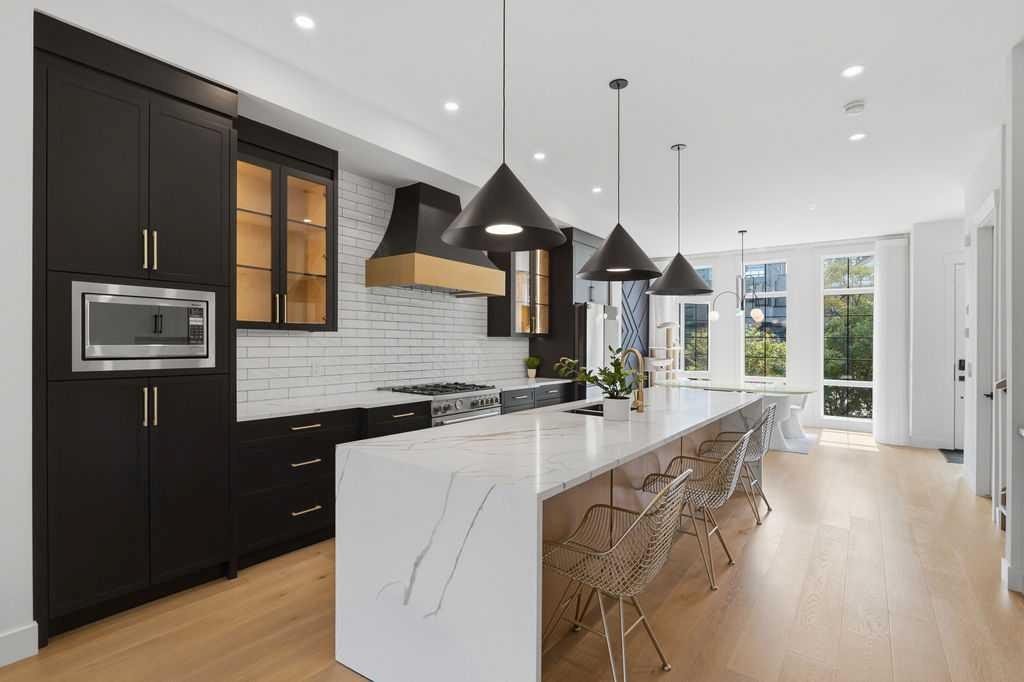 136 10 Avenue Nw, Calgary, AB - Indoor Photo Showing Kitchen With Upgraded Kitchen