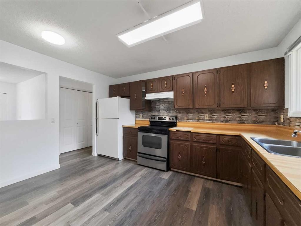 207 Deer Ridge Way Se, Calgary, AB - Indoor Photo Showing Kitchen With Double Sink