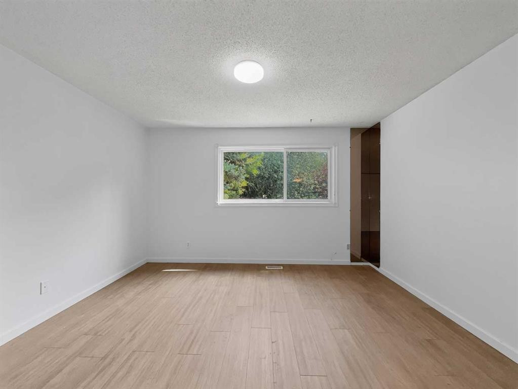 207 Deer Ridge Way Se, Calgary, AB - Indoor Photo Showing Other Room