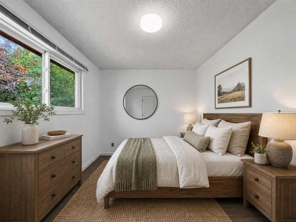 207 Deer Ridge Way Se, Calgary, AB - Indoor Photo Showing Bedroom