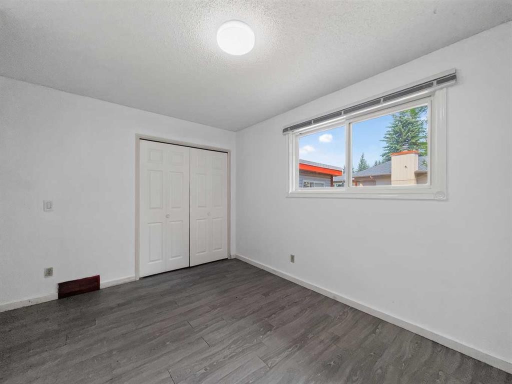 207 Deer Ridge Way Se, Calgary, AB - Indoor Photo Showing Other Room