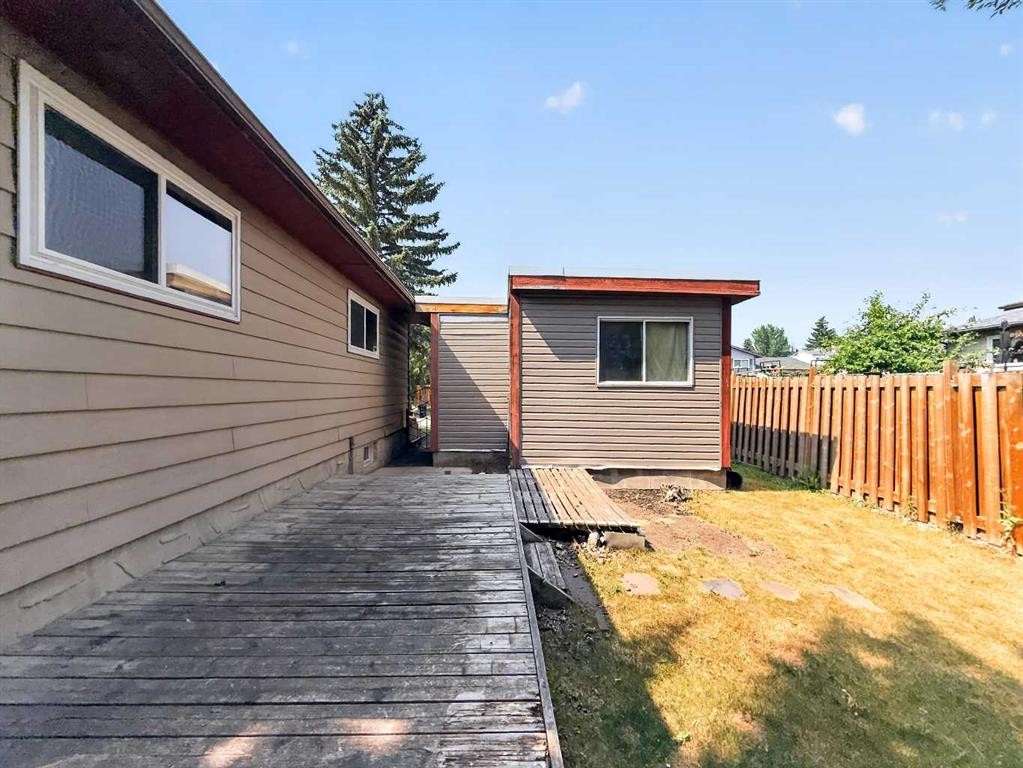 207 Deer Ridge Way Se, Calgary, AB - Outdoor With Exterior