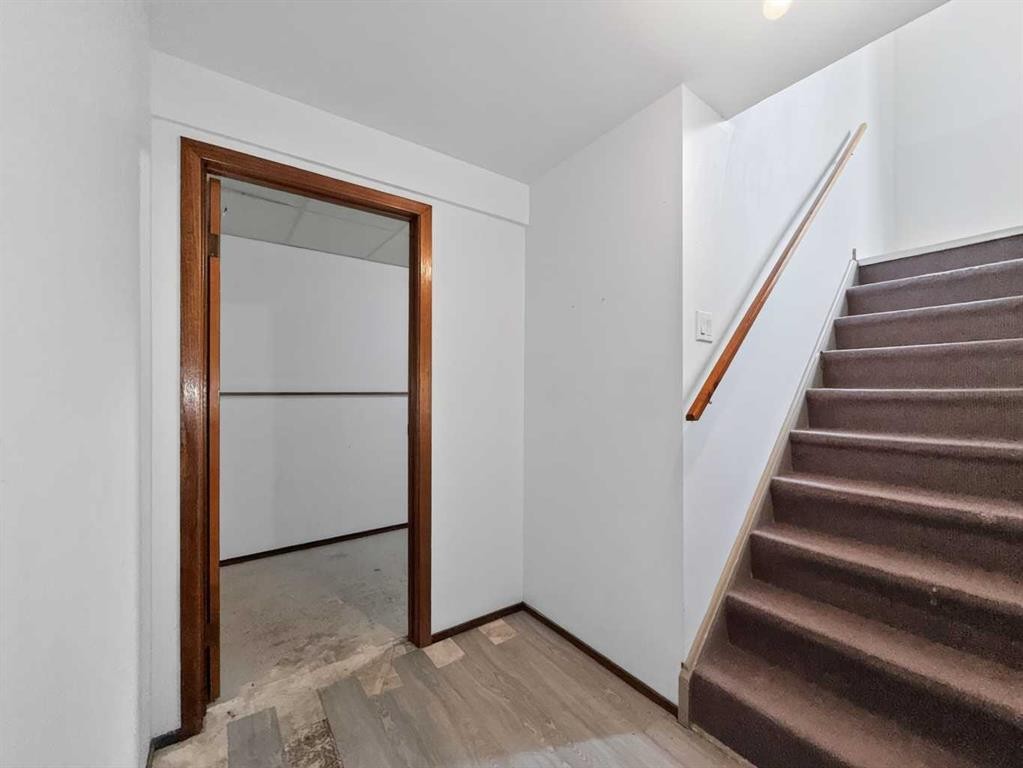 207 Deer Ridge Way Se, Calgary, AB - Indoor Photo Showing Other Room