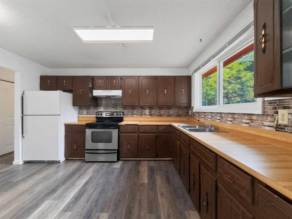 207 Deer Ridge Way Se, Calgary, AB - Indoor Photo Showing Kitchen With Double Sink