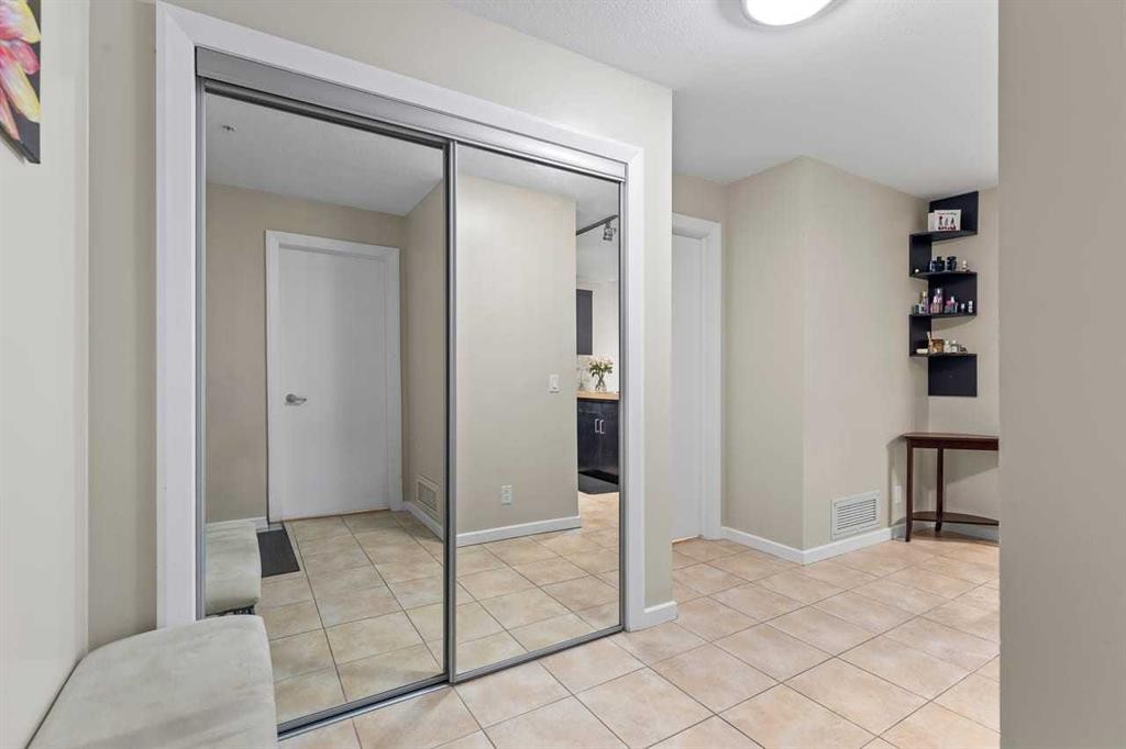 502-1410 1 Street Se, Calgary, AB - Indoor Photo Showing Other Room