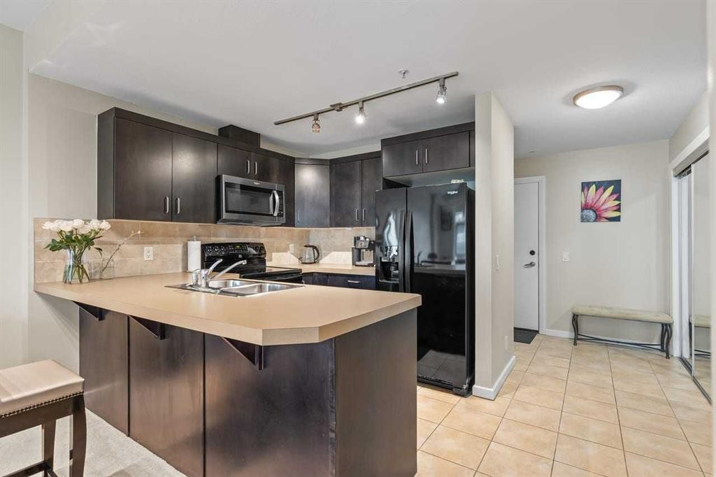 502-1410 1 Street Se, Calgary, AB - Indoor Photo Showing Kitchen With Double Sink