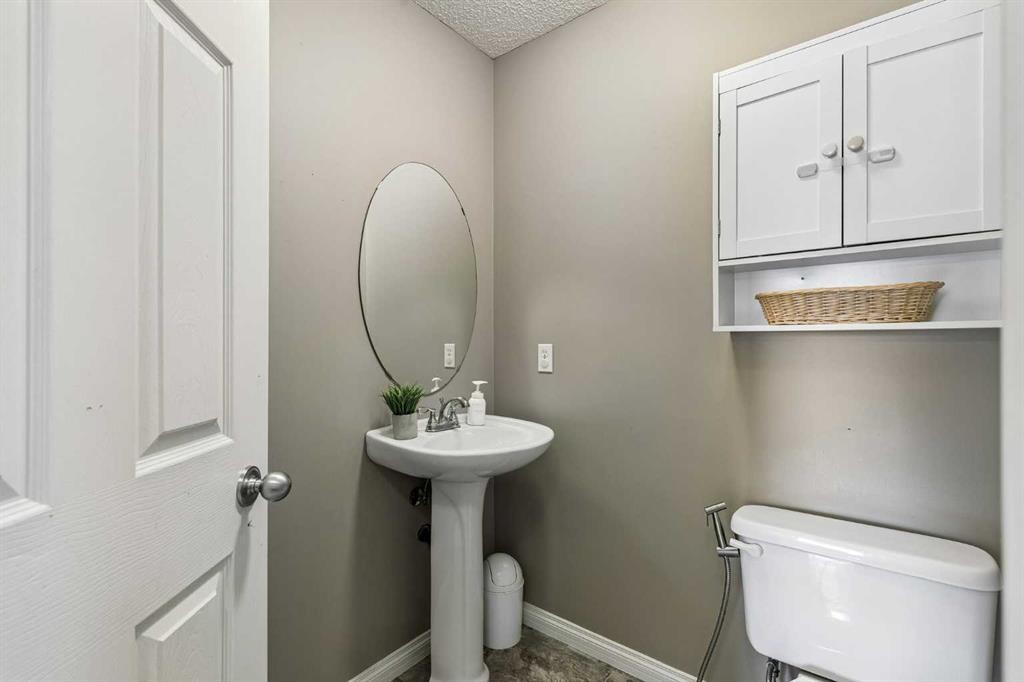 10-117 Bow Ridge Drive, Cochrane, AB - Indoor Photo Showing Bathroom