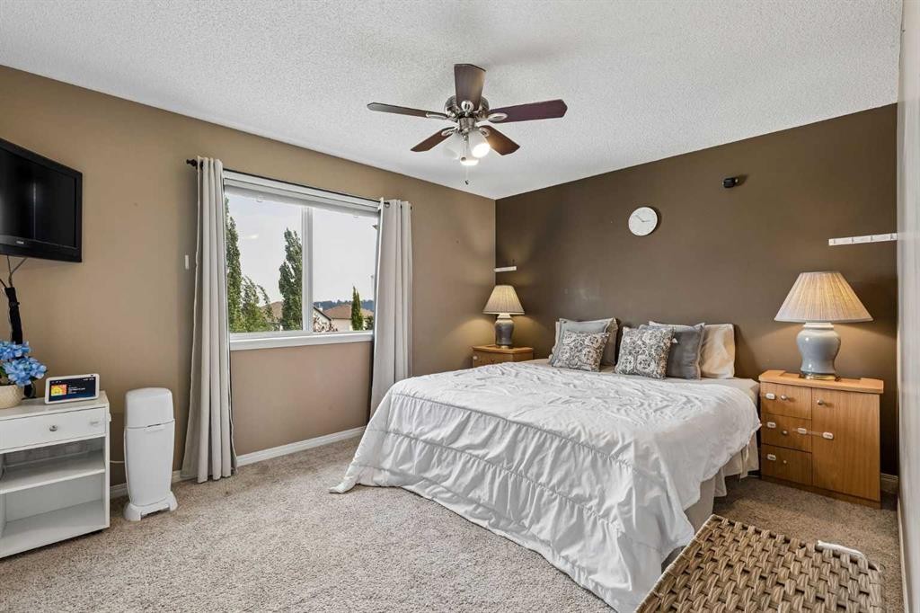 10-117 Bow Ridge Drive, Cochrane, AB - Indoor Photo Showing Bedroom