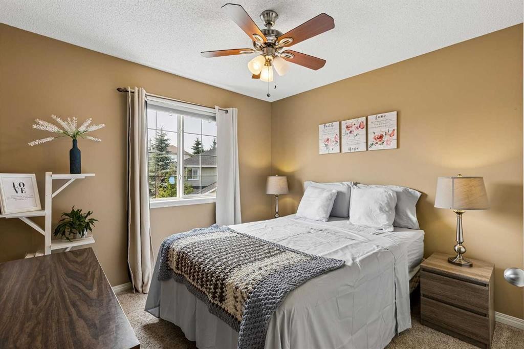 10-117 Bow Ridge Drive, Cochrane, AB - Indoor Photo Showing Bedroom