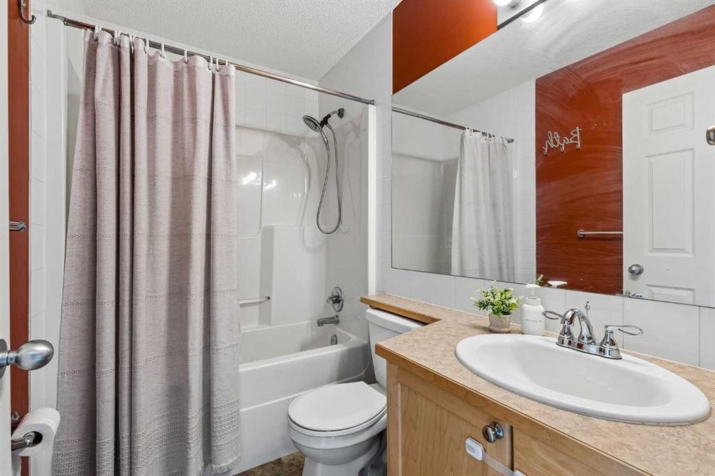 10-117 Bow Ridge Drive, Cochrane, AB - Indoor Photo Showing Bathroom