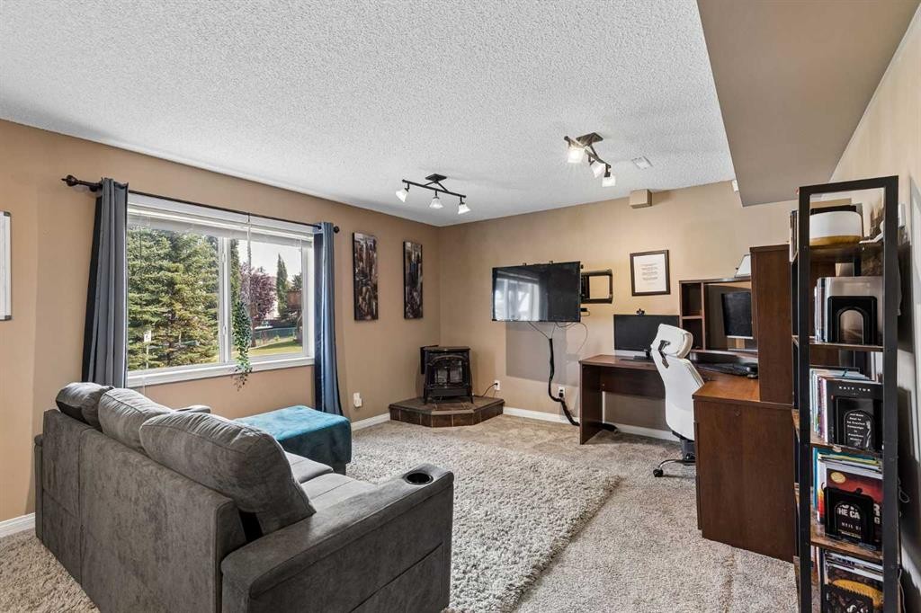10-117 Bow Ridge Drive, Cochrane, AB - Indoor Photo Showing Living Room