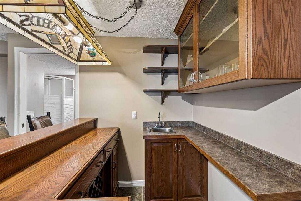 10-117 Bow Ridge Drive, Cochrane, AB - Indoor Photo Showing Kitchen